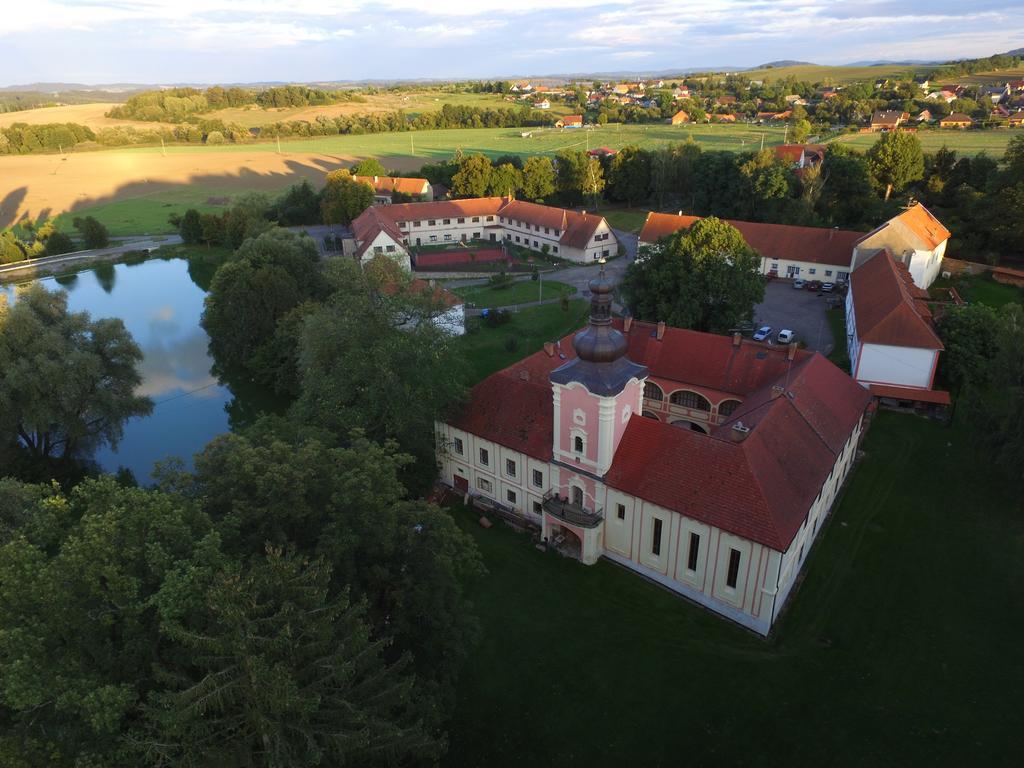 Penzion Zamek Lesany Netvořice Exteriör bild